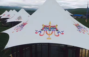 甘肃某地酒店帐篷<p>使用汇聚PVDF1100g膜材，花纹为喷绘技术制成。膜布使用面积约9000平方米。</p>