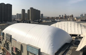 湖北武汉某商场顶部充气膜<p>项目位于湖北武汉市，使用汇聚PVDF1100g膜材，膜布使用面积约17000平方米。</p>